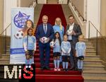 16.10.2024, Fussball Fotoaktion Mdchen an den Ball beim Empfang im Bayerischen Landtag beim Innenministerium, Joachim Herrmann ? Bayerischer Staatsminister des Inneren fr Sport und Integration, Projektleiterin Anna Seliger (BIKU gGMBH) , Dr. Alexander Dietrich - Abgeordneter des bayerischen Landtags, Mdchen von Mdchen an den Ball.

