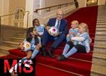 16.10.2024, Fussball Fotoaktion Mdchen an den Ball beim Empfang im Bayerischen Landtag beim Innenministerium, Joachim Herrmann ? Bayerischer Staatsminister des Inneren fr Sport und Integration, Mdchen an den Ball Mdchen: Anna und Lea, Maria, Adna, Leni, Ayse, 

