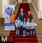 16.10.2024, Fussball Fotoaktion Mdchen an den Ball beim Empfang im Bayerischen Landtag beim Innenministerium, Joachim Herrmann (oben li) ? Bayerischer Staatsminister des Inneren fr Sport und Integration,  Petra Guttenberger, Abgeordnete des bayerischen Landtags. Mdchen an den Ball Mdchen: Anna und Lea, Maria, Adna, Leni, Ayse,
