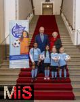 16.10.2024, Fussball Fotoaktion Mdchen an den Ball beim Empfang im Bayerischen Landtag beim Innenministerium, Joachim Herrmann (oben li) ? Bayerischer Staatsminister des Inneren fr Sport und Integration,  Petra Guttenberger, Abgeordnete des bayerischen Landtags. Mdchen an den Ball Mdchen: Anna und Lea, Maria, Adna, Leni, Ayse,
