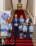 16.10.2024, Fussball Fotoaktion Mdchen an den Ball beim Empfang im Bayerischen Landtag beim Innenministerium, Joachim Herrmann ? Bayerischer Staatsminister des Inneren fr Sport und Integration, Projektleiterin Anna Seliger (BIKU gGMBH) , Dr. Alexander Dietrich - Abgeordneter des bayerischen Landtags, Mdchen von Mdchen an den Ball.

