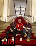 16.10.2024, Fussball Fotoaktion Mdchen an den Ball beim Empfang im Bayerischen Landtag beim Innenministerium, mitte: Nathalie Bischof - Koordinatorin Talentfrderung beim FC Bayern Mnchen
FC Bayern Spielerinnen: Carla Schwarz (re) und Nike Herrmann (li)

