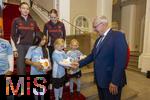 16.10.2024, Fussball Fotoaktion Mdchen an den Ball beim Empfang im Bayerischen Landtag beim Innenministerium, Joachim Herrmann (re) ? Bayerischer Staatsminister des Inneren fr Sport und Integration, Mdchen an den Ball Mdchen: Anna und Lea, Maria, Adna, Leni, Ayse, 
FC Bayern Spielerinnen: Carla Schwarz und Nike Herrmann (oben)

