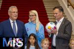 16.10.2024, Fussball Fotoaktion Mdchen an den Ball beim Empfang im Bayerischen Landtag beim Innenministerium, Joachim Herrmann ? Bayerischer Staatsminister des Inneren fr Sport und Integration, Projektleiterin Anna Seliger (BIKU gGMBH) , Dr. Alexander Dietrich - Abgeordneter des bayerischen Landtags, 

