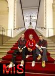 16.10.2024, Fussball Fotoaktion Mdchen an den Ball beim Empfang im Bayerischen Landtag beim Innenministerium, mitte: Nathalie Bischof - Koordinatorin Talentfrderung beim FC Bayern Mnchen
FC Bayern Spielerinnen: Carla Schwarz (re) und Nike Herrmann (li) 

