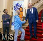 16.10.2024, Fussball Fotoaktion Mdchen an den Ball beim Empfang im Bayerischen Landtag beim Innenministerium, Joachim Herrmann ? Bayerischer Staatsminister des Inneren fr Sport und Integration,  Projektleiterin Anna Seliger (BIKU gGMBH), Petra Guttenberger, Abgeordnete des bayerischen Landtags. 

