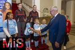 16.10.2024, Fussball Fotoaktion Mdchen an den Ball beim Empfang im Bayerischen Landtag beim Innenministerium, Joachim Herrmann (re) ? Bayerischer Staatsminister des Inneren fr Sport und Integration, Mdchen an den Ball Mdchen: Anna und Lea, Maria, Adna, Leni, Ayse, 
FC Bayern Spielerinnen: Carla Schwarz und Nike Herrmann (oben)

