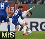 29.10.2024, Fussball DFB-Pokal 2024/2025, 2.Runde, FC Augsburg - FC Schalke 04, in der WWK-Arena Augsburg. v.l. Mehmet Aydin (FC Schalke 04) gegen Elvis Rexhbecaj (FC Augsburg) 


