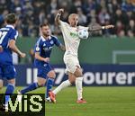 29.10.2024, Fussball DFB-Pokal 2024/2025, 2.Runde, FC Augsburg - FC Schalke 04, in der WWK-Arena Augsburg. v.l. Tomas Kalas (Schalke 04) gegen Philipp Tietz (FC Augsburg) 


