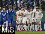 29.10.2024, Fussball DFB-Pokal 2024/2025, 2.Runde, FC Augsburg - FC Schalke 04, in der WWK-Arena Augsburg. v.l. Mehmet Aydin (FC Schalke 04) und Taylan Bulut (FC Schalke 04) knnen den jubelnden Augsburgern nicht zusehen


