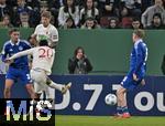 29.10.2024, Fussball DFB-Pokal 2024/2025, 2.Runde, FC Augsburg - FC Schalke 04, in der WWK-Arena Augsburg. Torschuss zum 1:0 von Alexis Julian Claude-Maurice (FC Augsburg) 


