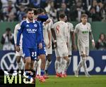 29.10.2024, Fussball DFB-Pokal 2024/2025, 2.Runde, FC Augsburg - FC Schalke 04, in der WWK-Arena Augsburg. v.l. Mehmet Aydin (FC Schalke 04) und Taylan Bulut (FC Schalke 04) knnen den jubelnden Augsburgern nicht zusehen


