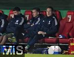 29.10.2024, Fussball DFB-Pokal 2024/2025, 2.Runde, FC Augsburg - FC Schalke 04, in der WWK-Arena Augsburg. Torwart Ron-Thorben Hoffmann (FC Schalke 04) sitzt auf der Ersatzbank.


