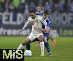 29.10.2024, Fussball DFB-Pokal 2024/2025, 2.Runde, FC Augsburg - FC Schalke 04, in der WWK-Arena Augsburg. v.l. Max Grger  (FC Schalke 04) gegen Alexis Julian Claude-Maurice (FC Augsburg) 


