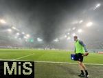 29.10.2024, Fussball DFB-Pokal 2024/2025, 2.Runde, FC Augsburg - FC Schalke 04, in der WWK-Arena Augsburg. Nebel im Stadion


