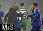 29.10.2024, Fussball DFB-Pokal 2024/2025, 2.Runde, FC Augsburg - FC Schalke 04, in der WWK-Arena Augsburg. Trainer Kees van Wonderen (Schalke 04) shakehands mit Paul Seguin (FC Schalke 04) 


