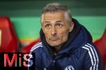 29.10.2024, Fussball DFB-Pokal 2024/2025, 2.Runde, FC Augsburg - FC Schalke 04, in der WWK-Arena Augsburg. Trainer Kees van Wonderen (Schalke 04) nachdenklich 
 
