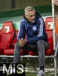 29.10.2024, Fussball DFB-Pokal 2024/2025, 2.Runde, FC Augsburg - FC Schalke 04, in der WWK-Arena Augsburg. Trainer Kees van Wonderen (Schalke 04) nachdenklich 

