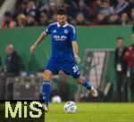 29.10.2024, Fussball DFB-Pokal 2024/2025, 2.Runde, FC Augsburg - FC Schalke 04, in der WWK-Arena Augsburg. Marcin Kaminski (Schalke 04) am Ball 

