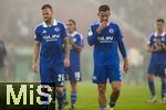 29.10.2024, Fussball DFB-Pokal 2024/2025, 2.Runde, FC Augsburg - FC Schalke 04, in der WWK-Arena Augsburg. v.li: Tomas Kalas (Schalke 04) und Paul Seguin (FC Schalke 04) nachdenklich 
