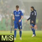 29.10.2024, Fussball DFB-Pokal 2024/2025, 2.Runde, FC Augsburg - FC Schalke 04, in der WWK-Arena Augsburg. Henning Matriciani (Schalke 04) nachdenklich 

