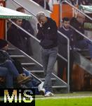 29.10.2024, Fussball DFB-Pokal 2024/2025, 2.Runde, FC Augsburg - FC Schalke 04, in der WWK-Arena Augsburg. Trainer Kees van Wonderen (Schalke 04) nachdenklich 
 
