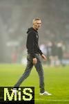 29.10.2024, Fussball DFB-Pokal 2024/2025, 2.Runde, FC Augsburg - FC Schalke 04, in der WWK-Arena Augsburg. Trainer Kees van Wonderen (Schalke 04) nachdenklich  nach dem Spiel 
 
