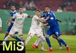 29.10.2024, Fussball DFB-Pokal 2024/2025, 2.Runde, FC Augsburg - FC Schalke 04, in der WWK-Arena Augsburg.  Jeffrey Gouweleeuw (FC Augsburg), Kenan Karaman (FC Schalke 04) 

