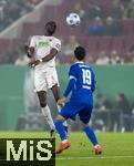 29.10.2024, Fussball DFB-Pokal 2024/2025, 2.Runde, FC Augsburg - FC Schalke 04, in der WWK-Arena Augsburg. v.li: Iris Aurel Matisma (FC Augsburg) gegen Kenan Karaman (FC Schalke 04) 

