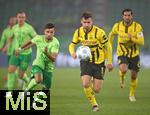 29.10.2024, Fussball DFB Pokal 2024/2025, 2. Runde, VfL Wolfsburg - Borussia Dortmund, in der Volkswagen Arena Wolfsburg. (L-R) Mohamed Amoura (VfL Wolfsburg) gegen Pascal Gro (Borussia Dortmund)


