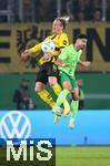 29.10.2024, Fussball DFB Pokal 2024/2025, 2. Runde, VfL Wolfsburg - Borussia Dortmund, in der Volkswagen Arena Wolfsburg. (L-R) Julian Brandt (Borussia Dortmund) gegen Mohamed Amoura (VfL Wolfsburg)


