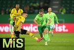 29.10.2024, Fussball DFB Pokal 2024/2025, 2. Runde, VfL Wolfsburg - Borussia Dortmund, in der Volkswagen Arena Wolfsburg. (L-R) Nico Schlotterbeck (Borussia Dortmund) gegen Patrick Wimmer (VfL Wolfsburg)


