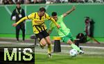 29.10.2024, Fussball DFB Pokal 2024/2025, 2. Runde, VfL Wolfsburg - Borussia Dortmund, in der Volkswagen Arena Wolfsburg. (L-R) Pascal Gro (Borussia Dortmund) gegen Mohamed Amoura (VfL Wolfsburg)


