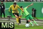 29.10.2024, Fussball DFB Pokal 2024/2025, 2. Runde, VfL Wolfsburg - Borussia Dortmund, in der Volkswagen Arena Wolfsburg. (L-R) Pascal Gro (Borussia Dortmund) gegen Mohamed Amoura (VfL Wolfsburg)


