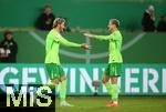 29.10.2024, Fussball DFB Pokal 2024/2025, 2. Runde, VfL Wolfsburg - Borussia Dortmund, in der Volkswagen Arena Wolfsburg. Jubel (L-R) Torschtze Jonas Wind (VfL Wolfsburg) und Jakub Kaminski (VfL Wolfsburg) zum Tor zum 1:0


