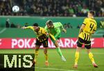 29.10.2024, Fussball DFB Pokal 2024/2025, 2. Runde, VfL Wolfsburg - Borussia Dortmund, in der Volkswagen Arena Wolfsburg. (L-R) Ramy Bensebaini (Borussia Dortmund) gegen Jonas Wind (VfL Wolfsburg)


