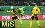 29.10.2024, Fussball DFB Pokal 2024/2025, 2. Runde, VfL Wolfsburg - Borussia Dortmund, in der Volkswagen Arena Wolfsburg. (L-R) Ramy Bensebaini (Borussia Dortmund) gegen Jonas Wind (VfL Wolfsburg)


