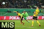 29.10.2024, Fussball DFB Pokal 2024/2025, 2. Runde, VfL Wolfsburg - Borussia Dortmund, in der Volkswagen Arena Wolfsburg. (L-R) Ramy Bensebaini (Borussia Dortmund) gegen Jonas Wind (VfL Wolfsburg)


