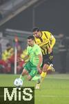 29.10.2024, Fussball DFB Pokal 2024/2025, 2. Runde, VfL Wolfsburg - Borussia Dortmund, in der Volkswagen Arena Wolfsburg. (L-R) Mohamed Amoura (VfL Wolfsburg) gegen Emre Can (Borussia Dortmund)


