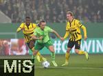 29.10.2024, Fussball DFB Pokal 2024/2025, 2. Runde, VfL Wolfsburg - Borussia Dortmund, in der Volkswagen Arena Wolfsburg. (L-R) Jamie Bynoe-Gittens (Borussia Dortmund), Patrick Wimmer (VfL Wolfsburg) gegen Julian Brandt (Borussia Dortmund)


