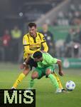 29.10.2024, Fussball DFB Pokal 2024/2025, 2. Runde, VfL Wolfsburg - Borussia Dortmund, in der Volkswagen Arena Wolfsburg. (L-R) Pascal Gro (Borussia Dortmund) gegen Mohamed Amoura (VfL Wolfsburg)


