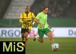 29.10.2024, Fussball DFB Pokal 2024/2025, 2. Runde, VfL Wolfsburg - Borussia Dortmund, in der Volkswagen Arena Wolfsburg. (L-R) Donyell Malen (Borussia Dortmund) gegen Lovro Majer (VfL Wolfsburg)


