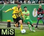 29.10.2024, Fussball DFB Pokal 2024/2025, 2. Runde, VfL Wolfsburg - Borussia Dortmund, in der Volkswagen Arena Wolfsburg. (L-R) Pascal Gro (Borussia Dortmund) gegen Mohamed Amoura (VfL Wolfsburg)


