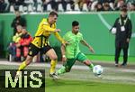 29.10.2024, Fussball DFB Pokal 2024/2025, 2. Runde, VfL Wolfsburg - Borussia Dortmund, in der Volkswagen Arena Wolfsburg. (L-R) Pascal Gro (Borussia Dortmund) gegen Mohamed Amoura (VfL Wolfsburg)


