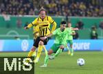 29.10.2024, Fussball DFB Pokal 2024/2025, 2. Runde, VfL Wolfsburg - Borussia Dortmund, in der Volkswagen Arena Wolfsburg. (L-R) Julian Brandt (Borussia Dortmund) gegen Mohamed Amoura (VfL Wolfsburg)


