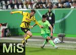 29.10.2024, Fussball DFB Pokal 2024/2025, 2. Runde, VfL Wolfsburg - Borussia Dortmund, in der Volkswagen Arena Wolfsburg. (L-R) Pascal Gro (Borussia Dortmund) gegen Mohamed Amoura (VfL Wolfsburg)


