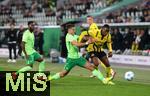 29.10.2024, Fussball DFB Pokal 2024/2025, 2. Runde, VfL Wolfsburg - Borussia Dortmund, in der Volkswagen Arena Wolfsburg. (L-R) Kilian Fischer (VfL Wolfsburg) gegen Jamie Bynoe-Gittens (Borussia Dortmund)


