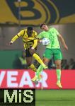 29.10.2024, Fussball DFB Pokal 2024/2025, 2. Runde, VfL Wolfsburg - Borussia Dortmund, in der Volkswagen Arena Wolfsburg. (L-R) Jamie Bynoe-Gittens (Borussia Dortmund) gegen Kilian Fischer (VfL Wolfsburg)


