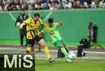 29.10.2024, Fussball DFB Pokal 2024/2025, 2. Runde, VfL Wolfsburg - Borussia Dortmund, in der Volkswagen Arena Wolfsburg. (L-R) Pascal Gro (Borussia Dortmund) gegen Mohamed Amoura (VfL Wolfsburg)


