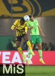 29.10.2024, Fussball DFB Pokal 2024/2025, 2. Runde, VfL Wolfsburg - Borussia Dortmund, in der Volkswagen Arena Wolfsburg. (L-R) Jamie Bynoe-Gittens (Borussia Dortmund) gegen Kilian Fischer (VfL Wolfsburg)


